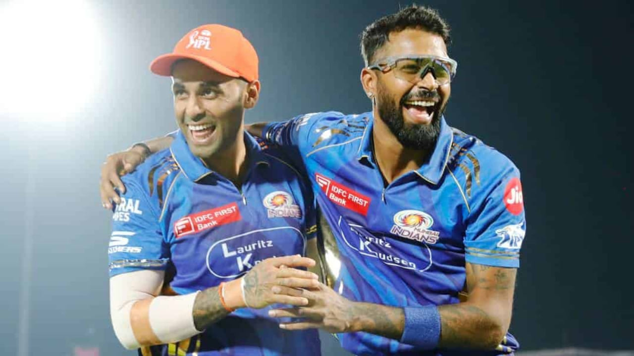 ಏಕೆಂದರೆ ಆರ್​ಸಿಬಿ ಪ್ಲೇಆಫ್​ ರೇಸ್​​ನಲ್ಲಿದ್ದರೆ, ಇತ್ತ ಮುಂಬೈ ಪ್ಲೇಆಫ್ ರೇಸ್​​ನಿಂದ ಭಾಗಶಃ ಹೊರಬಿದ್ದಿದೆ. ಇದರ ನಡುವೆ ಮುಂಬೈ ತಂಡಕ್ಕೆ ಇಬ್ಬರು ಸ್ಟಾರ್ ಆಟಗಾರರ ಇಂಜುರಿ ದೊಡ್ಡ ತಲೆನೋವಾಗಿ ಪರಿಣಮಿಸಿದೆ. ತಂಡದ ಇಬ್ಬರು ಸ್ಟಾರ್ ಆಟಗಾರರಾದ ಹಾರ್ದಿಕ್ ಪಾಂಡ್ಯ ಹಾಗೂ ಸೂರ್ಯಕುಮಾರ್ ಯಾದವ್ ಗಾಯದಿಂದ ಬಳಲುತ್ತಿದ್ದಾರೆ. ಹೀಗಾಗಿ ಆರ್​ಸಿಬಿ ವಿರುದ್ಧ ಅವರು ಆಡುವ ಬಗ್ಗೆ ಇದೀಗ ಹೊಸ ಅಪ್​​ಡೇಟ್ ಹೊರಬಿದ್ದಿದೆ (PC- IPL X).