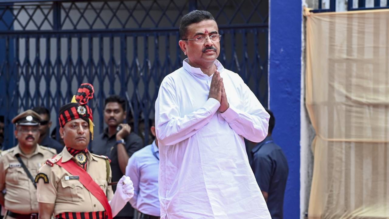 ಬಾಂಗ್ಲಾ ಗಡಿಗೆ ಫೆನ್ಸಿಂಗ್ನಿಂದ ಹಿಡಿದು ಬಿಎನ್ಎಸ್ ಜಾರಿವರೆಗೆ ಸುವೇಂದು ಕ್ಯಾಬಿನೆಟ್ ಕೈಗೊಂಡ ಪ್ರಮುಖ ನಿರ್ಧಾರಗಳಿವು ಬಾಂಗ್ಲಾ ಗಡಿಗೆ ಫೆನ್ಸಿಂಗ್ನಿಂದ ಹಿಡಿದು ಬಿಎನ್ಎಸ್ ಜಾರಿವರೆಗೆ ಸುವೇಂದು ಕ್ಯಾಬಿನೆಟ್ ಕೈಗೊಂಡ ಪ್ರಮುಖ ನಿರ್ಧಾರಗಳಿವು