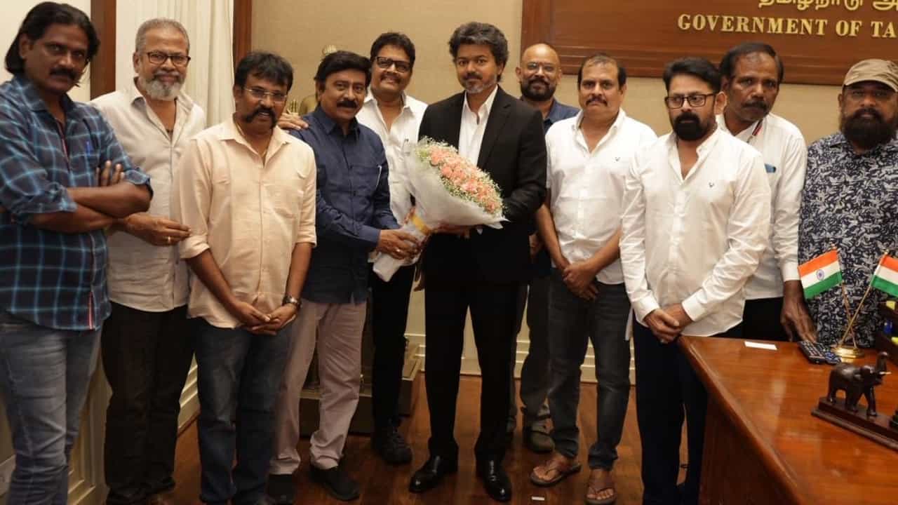 ಸಿಎಂ ವಿಜಯ್ ಅನ್ನು ಭೇಟಿಯಾದ ಸಿನಿಮಾ ನಿರ್ದೇಶಕರ ತಂಡ: ಕಾರಣ? ಸಿಎಂ ವಿಜಯ್ ಅನ್ನು ಭೇಟಿಯಾದ ಸಿನಿಮಾ ನಿರ್ದೇಶಕರ ತಂಡ: ಕಾರಣ?