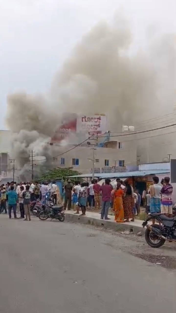 ಶಾರ್ಟ್ ಸರ್ಕ್ಯೂಟ್‌ನಿಂದಾಗಿ ಬೆಂಕಿ: ಲಕ್ಷಾಂತರ ಮೌಲ್ಯದ ಟೈರ್‌ಗಳು ಭಸ್ಮ
