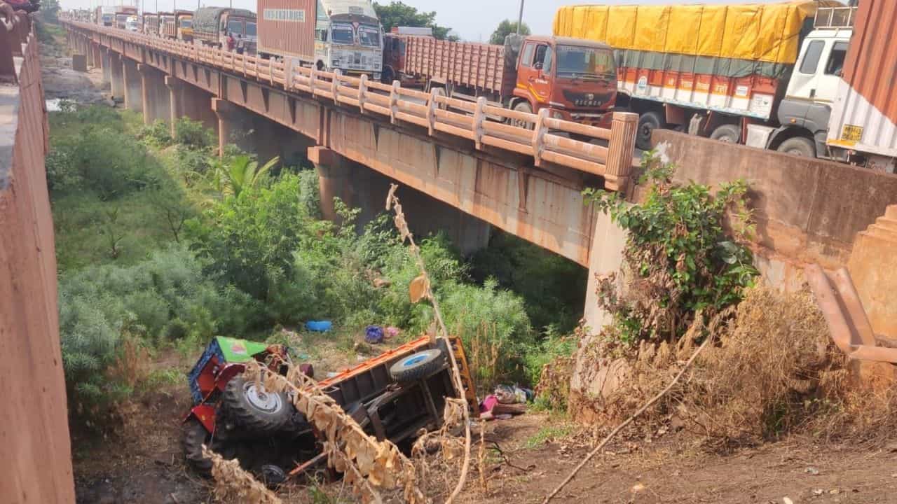 ತುಂಗಭದ್ರಾ ಸೇತುವೆ ಮೇಲಿಂದ ಕೆಳಗೆ ಬಿದ್ದ ಟ್ರ್ಯಾಕ್ಟರ್: 6 ಮಂದಿ ದಾರುಣ ಸಾವು, ಹಲವರ ಸ್ಥಿತಿ ಗಂಭೀರ