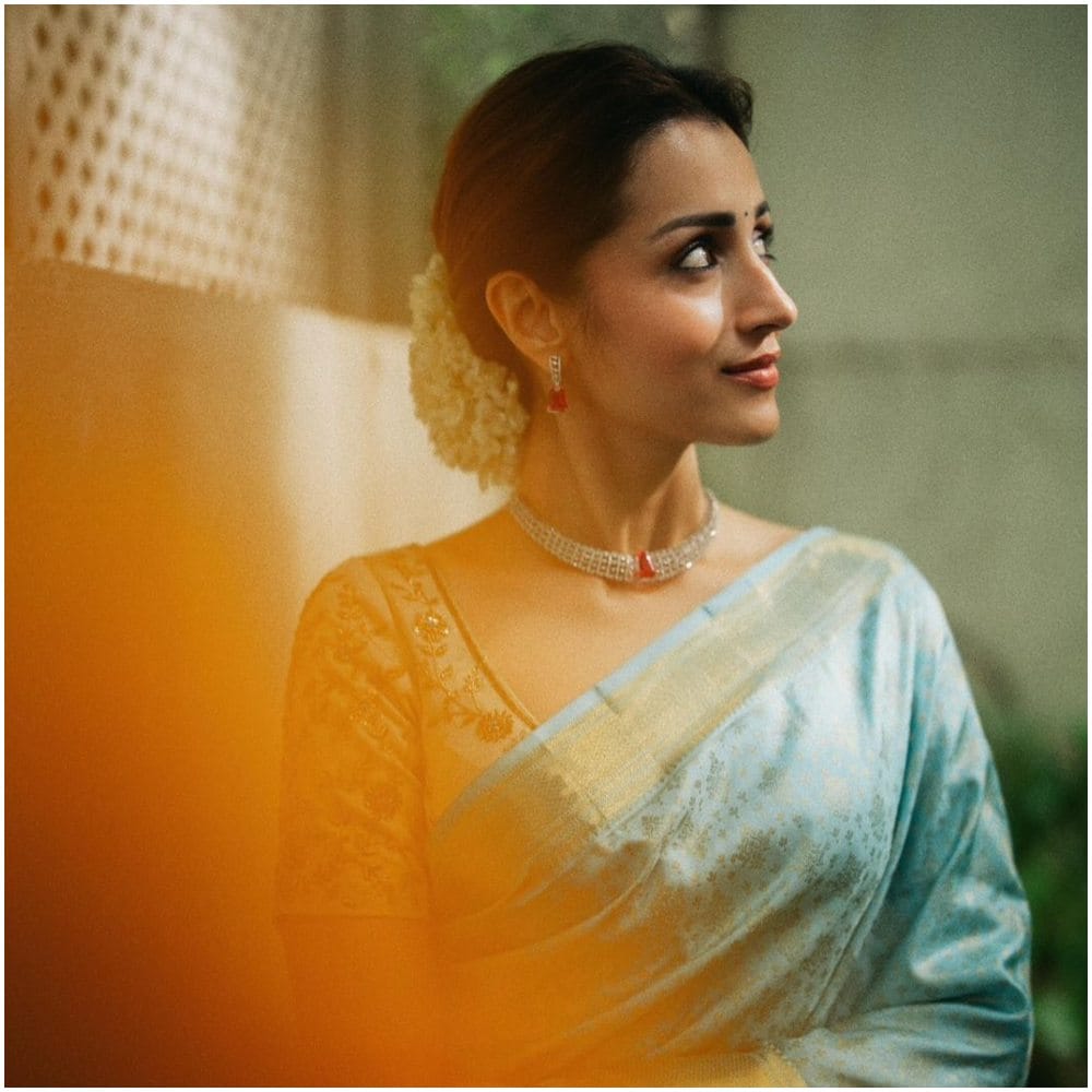 ತಿಳಿ ಬಣ್ಣದ ರೇಷ್ಮೆ ಸೀರೆಯಲ್ಲಿ ಕಂಗೊಳಿಸುತ್ತಿದ್ದ ತ್ರಿಷಾ, ಸಮಾರಂಭದ ಪ್ರಮುಖ ಆಕರ್ಷಣೆಯಾಗಿದ್ದರು. ಇದೀಗ ಅದೇ ಸುಂದರ ಫೋಟೋಗಳನ್ನು ತಮ್ಮ ಇನ್ಸ್ಟಾಗ್ರಾಮ್ನಲ್ಲಿ ಹಂಚಿಕೊಂಡಿರುವ ಅವರು, ‘The love is always louder’ (ಪ್ರೀತಿಯ ಧ್ವನಿ ಯಾವಾಗಲೂ ದೊಡ್ಡದಾಗಿರುತ್ತದೆ) ಎಂಬ ಕ್ಯಾಪ್ಶನ್ ನೀಡಿದ್ದಾರೆ.