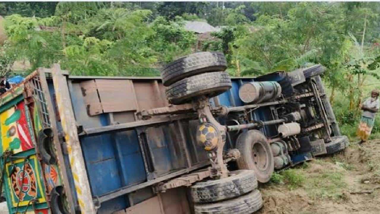 ಬಾಂಗ್ಲಾದೇಶದಲ್ಲಿ ಕಾರ್ಮಿಕರನ್ನು ಕರೆದೊಯ್ಯುತ್ತಿದ್ದ ಟ್ರಕ್ ಪಲ್ಟಿ, 15 ಮಂದಿ ಸಾವು, 10 ಜನರಿಗೆ ಗಾಯ