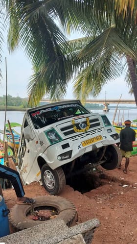 ಶರಾವತಿ ಹಿನ್ನಿರಿಗೆ ಇಳಿದ ಪ್ರವಾಸಿಗರ ಟಿಟಿ ವಾಹನ