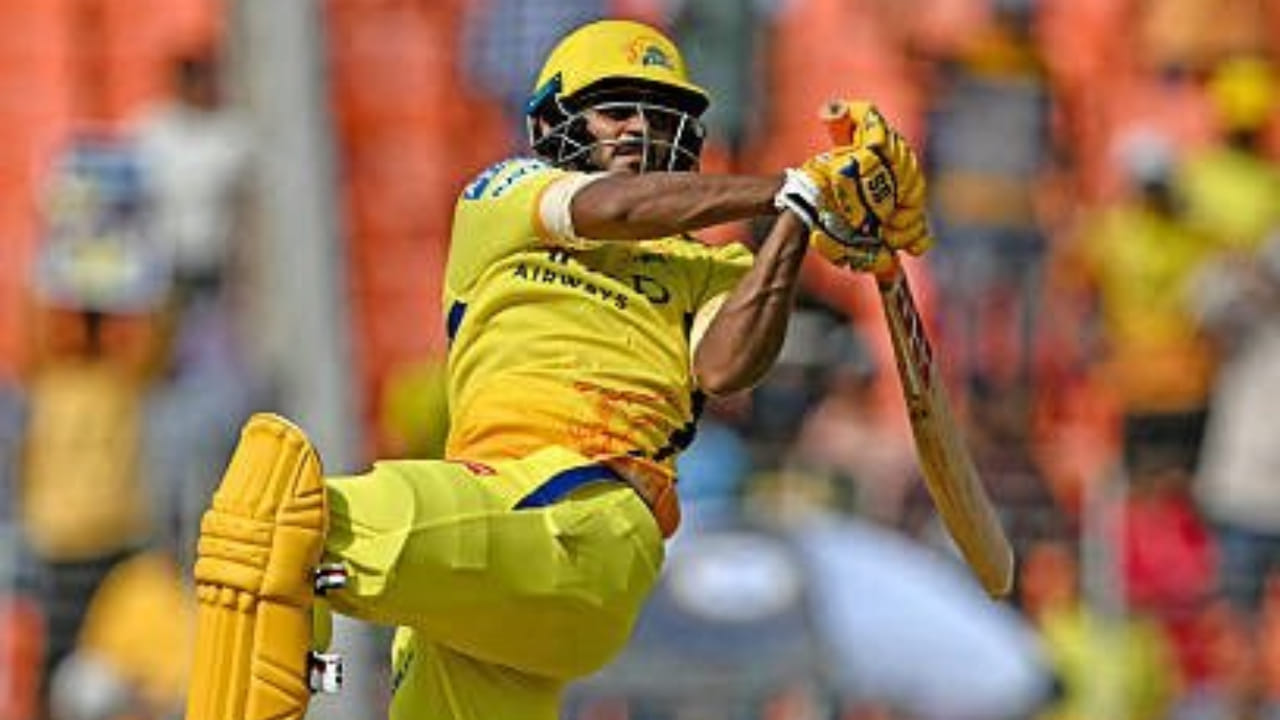 ಲಕ್ನೋ ಸೂಪರ್​ಜೈಂಟ್ಸ್ ವಿರುದ್ಧದ ಪಂದ್ಯದಲ್ಲಿ ಚೆನ್ನೈ ಸೂಪರ್ ಕಿಂಗ್ಸ್ ತಂಡದ ಯುವ ಬ್ಯಾಟ್ಸ್​ಮನ್ ಉರ್ವಿಲ್ ಪಟೇಲ್ ಸತತ ಏಳು ಎಸೆತಗಳಲ್ಲಿ ಆರು ಸಿಕ್ಸರ್‌ಗಳು ಮತ್ತು ಒಂದು ಬೌಂಡರಿ ಬಾರಿಸುವ ಮೂಲಕ ಎಲ್ಲರನ್ನೂ ಬೆರಗುಗೊಳಿಸಿದರು. ಇದರೊಂದಿಗೆ, ಉರ್ವಿಲ್ ಕೇವಲ 13 ಎಸೆತಗಳಲ್ಲಿ ವೇಗದ ಅರ್ಧಶತಕ ಬಾರಿಸಿದ ದಾಖಲೆಯನ್ನು ಸರಿಗಟ್ಟಿದರು (PC- IPL X).