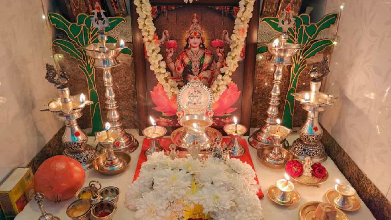 Lakshmi Puja: ಶುಕ್ರವಾರ ಹೀಗೆ ಮಾಡಿ; ಲಕ್ಷ್ಮಿ ದೇವಿಯ ಕೃಪೆಯಿಂದ ಐಶ್ವರ್ಯ ಮತ್ತು ಸಮೃದ್ಧಿ ನಿಮ್ಮದಾಗುವುದು ಖಚಿತ!