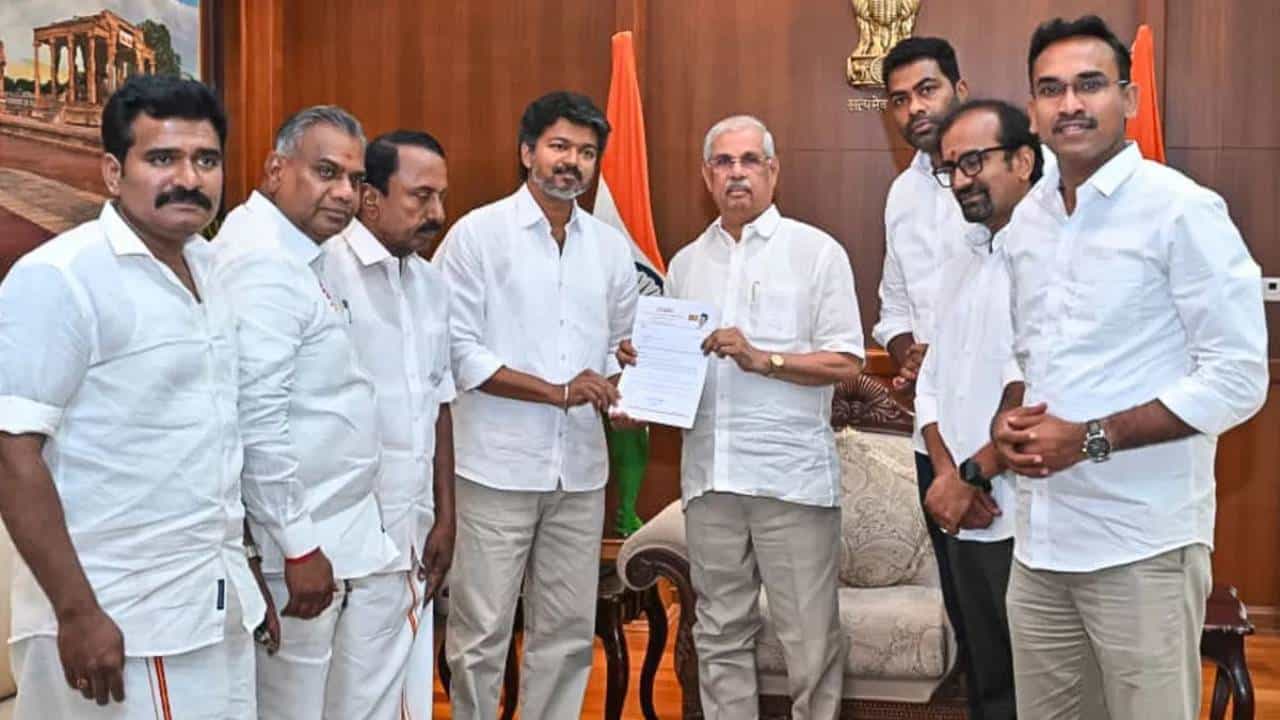 ವಿಜಯ್ಗೆ ಬಹುಮತ ಸಾಬೀತಿನ ಸವಾಲು ಹಾಕಿದ ರಾಜ್ಯಪಾಲರು, ಕೋರ್ಟ್ ಮೆಟ್ಟಿಲೇರಲು ಟಿವಿಕೆ ಸಿದ್ಧತೆ ವಿಜಯ್ಗೆ ಬಹುಮತ ಸಾಬೀತಿನ ಸವಾಲು ಹಾಕಿದ ರಾಜ್ಯಪಾಲರು, ಕೋರ್ಟ್ ಮೆಟ್ಟಿಲೇರಲು ಟಿವಿಕೆ ಸಿದ್ಧತೆ