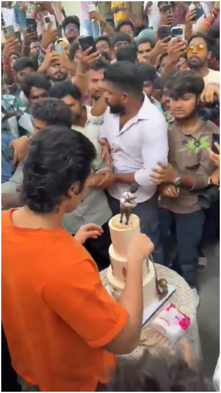 ದೇವರಕೊಂಡ ಮನೆ ಮುಂದೆ ಅಭಿಮಾನಿಗಳ ದಂಡು