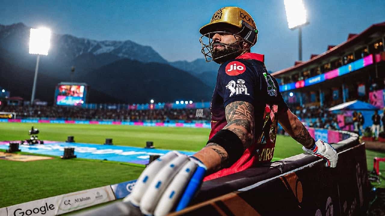 ಇಂಡಿಯನ್ ಪ್ರೀಮಿಯರ್ ಲೀಗ್ನಲ್ಲಿ ವಿರಾಟ್ ಕೊಹ್ಲಿ (Virat Kohli) ಹೊಸ ದಾಖಲೆ ಬರೆದಿದ್ದಾರೆ. ಅದು ಕೂಡ ಸತತವಾಗಿ ರನ್ ರಾಶಿ ಪೇರಿಸುವ ಮೂಲಕ. ಇದರೊಂದಿಗೆ ಇಂತಹದೊಂದು ದಾಖಲೆ ಬರೆದ ಮೊದಲ ದಾಂಡಿಗ ಎಂಬ ಹೆಗ್ಗಳಿಕೆಯನ್ನು ತಮ್ಮದಾಗಿಸಿಕೊಂಡಿದ್ದಾರೆ. (PC: IPL)