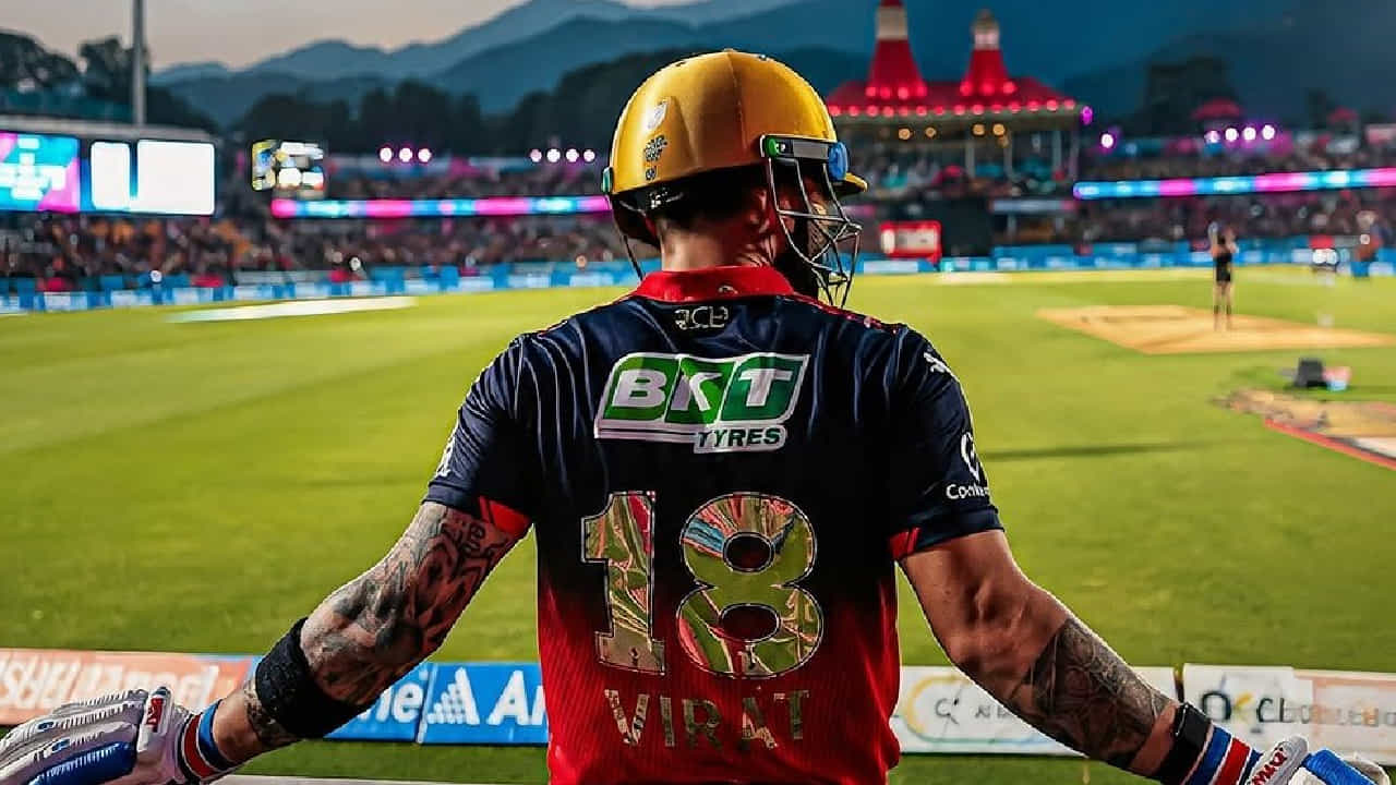 IPL 2026: ಐಪಿಎಲ್ 2026ರ ಆರೆಂಜ್ ಕ್ಯಾಪ್ ರೇಸ್ನಿಂದ ವಿರಾಟ್ ಕೊಹ್ಲಿ (Virat Kohli) ಹೊರಬಿದ್ದಿದ್ದಾರೆ. ಅದು ಕೂಡ ಫೈನಲ್ ಪಂದ್ಯಕ್ಕೂ ಮುನ್ನ!, ಅಂದರೆ ಕೊನೆಯ ಮ್ಯಾಚ್ನಲ್ಲಿ ಕೊಹ್ಲಿ ಆರ್ಭಟಿಸಿದರೂ ಆರೆಂಜ್ ಕ್ಯಾಪ್ ದಕ್ಕಿಸಿಕೊಳ್ಳುವುದು ಕಷ್ಟಸಾಧ್ಯ. ಏಕೆಂದರೆ ವಿರಾಟ್ ಕೊಹ್ಲಿ ಬರೋಬ್ಬರಿ 176 ರನ್ಗಳಿಂದ ಹಿಂದಿದ್ದಾರೆ. (PC: IPL)
