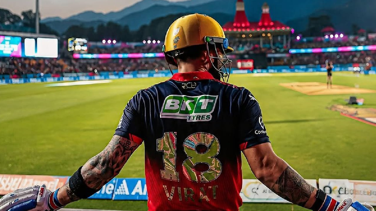 IPL 2026: ಐಪಿಎಲ್ 2026ರ ಆರೆಂಜ್ ಕ್ಯಾಪ್ ರೇಸ್ನಿಂದ ವಿರಾಟ್ ಕೊಹ್ಲಿ (Virat Kohli) ಹೊರಬಿದ್ದಿದ್ದಾರೆ. ಅದು ಕೂಡ ಫೈನಲ್ ಪಂದ್ಯಕ್ಕೂ ಮುನ್ನ!, ಅಂದರೆ ಕೊನೆಯ ಮ್ಯಾಚ್ನಲ್ಲಿ ಕೊಹ್ಲಿ ಆರ್ಭಟಿಸಿದರೂ ಆರೆಂಜ್ ಕ್ಯಾಪ್ ದಕ್ಕಿಸಿಕೊಳ್ಳುವುದು ಕಷ್ಟಸಾಧ್ಯ. ಏಕೆಂದರೆ ವಿರಾಟ್ ಕೊಹ್ಲಿ ಬರೋಬ್ಬರಿ 176 ರನ್ಗಳಿಂದ ಹಿಂದಿದ್ದಾರೆ. (PC: IPL)