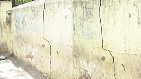 ಬೆಂಗಳೂರು: ಬಲಿಗಾಗಿ ಕಾದಿವೆ ಅಪಾಯಕಾರಿ ಗೋಡೆಗಳು? ಕುಸಿಯುವುದು ಗ್ಯಾರಂಟಿ