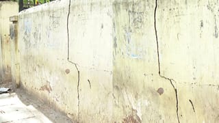 ಬೆಂಗಳೂರಲ್ಲಿ ಬಲಿಗಾಗಿ ಕಾದಿವೆ ಅಪಾಯಕಾರಿ ಗೋಡೆಗಳು? ಜೋರು ಮಳೆ ಬಂದ್ರೆ ಕುಸಿಯುವುದು ಗ್ಯಾರಂಟಿ