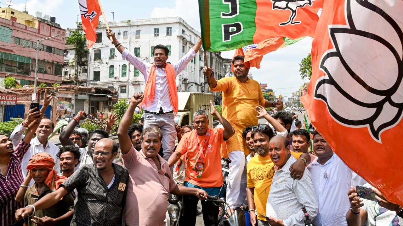 ದಲಿತ ಮತ್ತು ಆದಿವಾಸಿಗಳ ಬೆಂಬಲ: ಉತ್ತರ ಬಂಗಾಳ ಮತ್ತು ಜಂಗಲ್ ಮಹಲ್ ಭಾಗದ ಎಸ್‌ಸಿ/ಎಸ್‌ಟಿ ಹಾಗೂ ಮತುಮಾ ಸಮುದಾಯಗಳು ಬಿಜೆಪಿಗೆ ಬಲವಾಗಿ ಬೆಂಬಲ ನೀಡಿದ್ದು, ಟಿಎಂಸಿಯ ಕೋಟೆಯನ್ನು ಭೇದಿಸಲು ಸಹಕಾರಿಯಾಗಿದೆ.