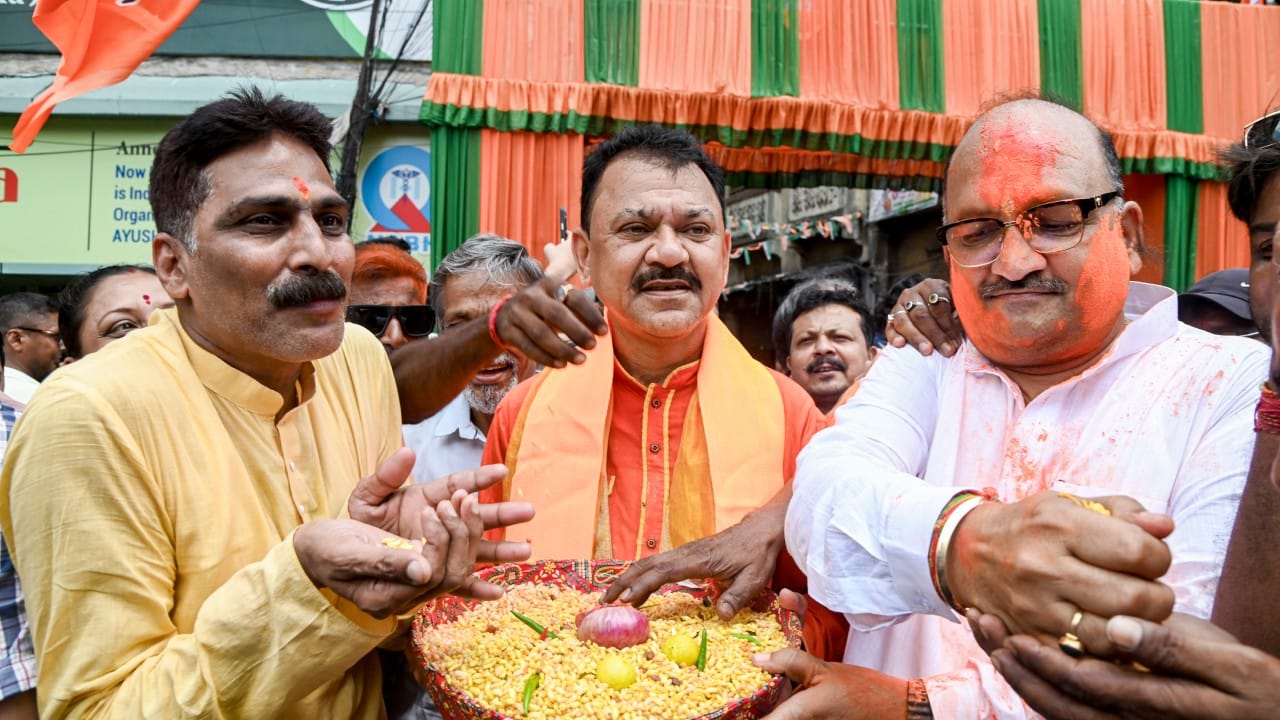 ಕೈಬಿಟ್ಟ ಮಹಿಳಾ ಮತದಾರರು: ಮಮತಾ ಬ್ಯಾನರ್ಜಿ ಅವರ ‘ಲಕ್ಷ್ಮಿ ಭಂಡಾರ್’ ಯೋಜನೆಗೆ ಪ್ರತಿಯಾಗಿ ಬಿಜೆಪಿ ಘೋಷಿಸಿದ ಮಹಿಳೆಯರಿಗೆ ಮಾಸಿಕ 3,000 ರೂ. ಮತ್ತು ಉಚಿತ ಬಸ್ ಪ್ರಯಾಣದ ಭರವಸೆ ಮಹಿಳಾ ಮತದಾರರನ್ನು ಸೆಳೆಯುವಲ್ಲಿ ಯಶಸ್ವಿಯಾಗಿದೆ. ಇದರೊಂದಿಗೆ, ದೀದಿಯ ಸಾಂಪ್ರದಾಯಿಕ ಮಹಿಳಾ ಮತಬ್ಯಾಂಕ್ ಈ ಬಾರಿ ಚದುರಿರುವುದು ಸ್ಪಷ್ಟವಾಗಿದೆ.
