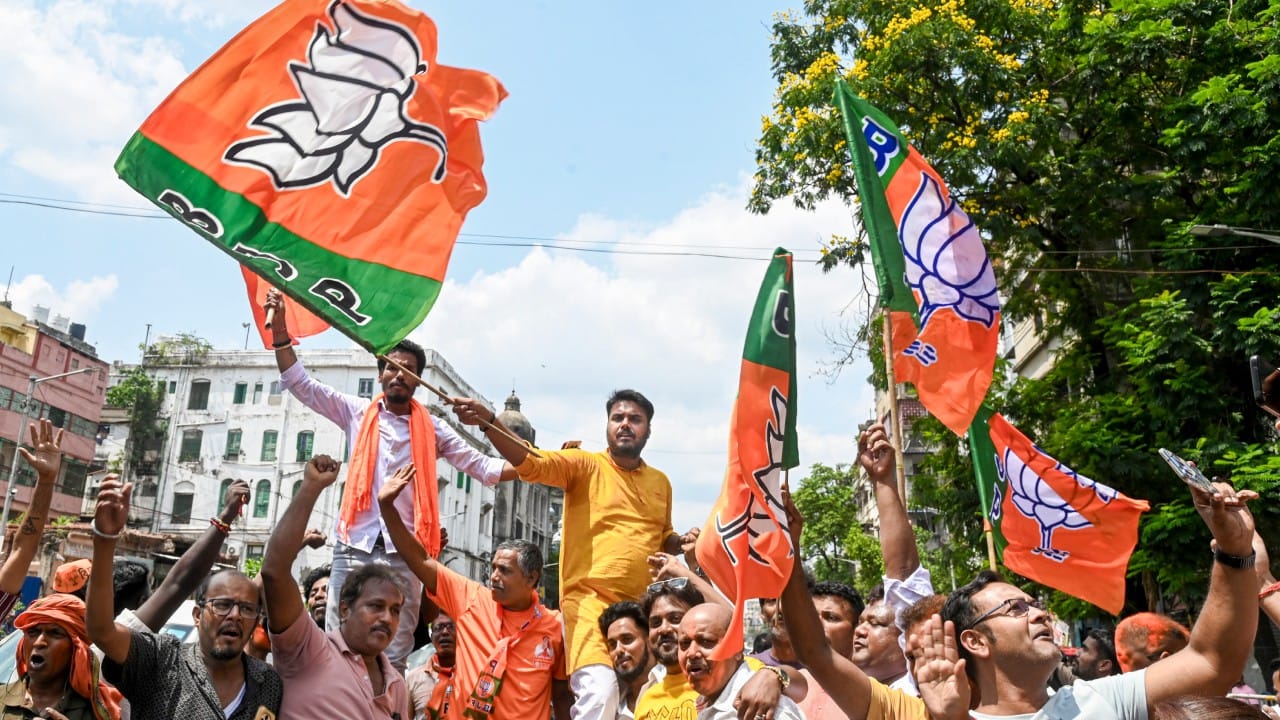 ಮುಸ್ಲಿಂ ಮತಗಳ ವಿಭಜನೆ: ಮಾಲ್ಡಾ ಮತ್ತು ಮುರ್ಷಿದಾಬಾದ್‌ನಂತಹ ಜಿಲ್ಲೆಗಳಲ್ಲಿ ಬಿಜೆಪಿಯ ಮುನ್ನಡೆ ಮತ್ತು ಹುಮಾಯೂನ್ ಕಬೀರ್ ಅವರ ಗೆಲುವು ಮುಸ್ಲಿಂ ಮತಗಳಲ್ಲಿನ ವಿಭಜನೆಯನ್ನು ಸ್ಪಷ್ಟವಾಗಿ ಕಾಣಿಸುವಂತೆ ಮಾಡಿದೆ. ಮುಸ್ಲಿಂ ಜನಸಂಖ್ಯೆ ಹೆಚ್ಚಿರುವ ಉತ್ತರ 24 ಪರಗಣಗಳು ಮತ್ತು ದಕ್ಷಿಣ 24 ಪರಗಣಗಳಂತಹ ಜಿಲ್ಲೆಗಳಲ್ಲಿ ಸಹ ಬಿಜೆಪಿ ಪರ ಅಲೆ ಕಂಡುಬಂದಿದೆ.