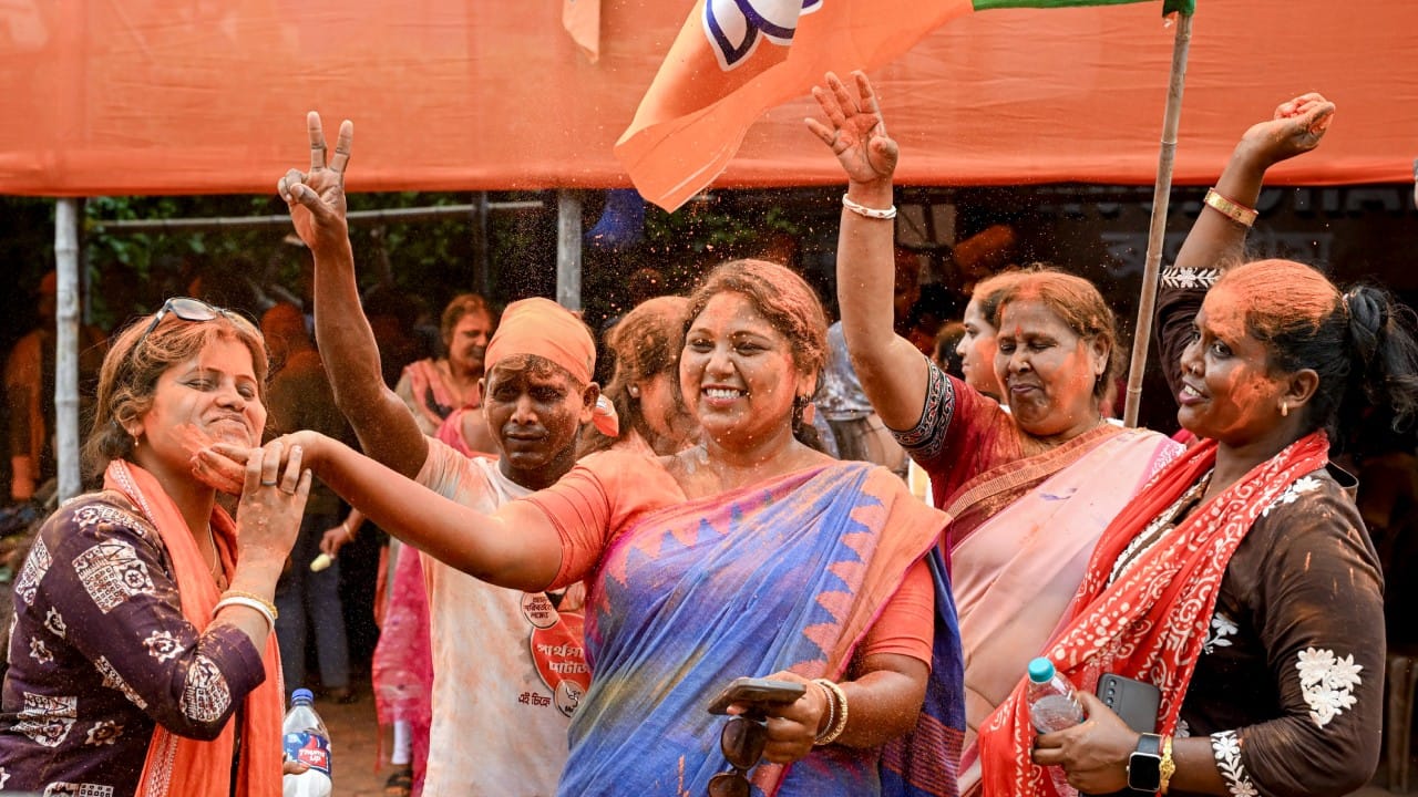 ಚುನಾವಣಾ ಆಯೋಗದ ಕಟ್ಟುನಿಟ್ಟಿನ ಕ್ರಮ: ಮತದಾರರ ಪಟ್ಟಿಯಿಂದ ಸುಮಾರು 91 ಲಕ್ಷಕ್ಕೂ ಹೆಚ್ಚು ನಕಲಿ ಮತದಾರರ ಹೆಸರುಗಳನ್ನು ತೆಗೆದುಹಾಕಿದ್ದು (SIR ಪ್ರಕ್ರಿಯೆ) ಹಾಗೂ ಕೇಂದ್ರ ಭದ್ರತಾ ಪಡೆಗಳ ನಿಯೋಜನೆಯಿಂದಾಗಿ ಮತದಾರರು ಯಾವುದೇ ಭಯವಿಲ್ಲದೆ ಮತ ಚಲಾಯಿಸಲು ಸಾಧ್ಯವಾಯಿತು. ಇದು ಬಿಜೆಪಿಗೆ ಪ್ಲಸ್ ಪಾಯಿಂಟ್ ಆಗಿದೆ.