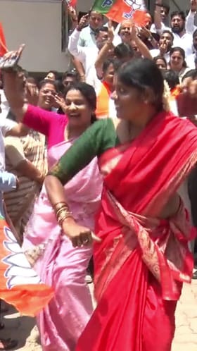 ಬಿಜೆಪಿ ಗೆಲುವಿಗೆ ಮಂಗಳೂರಿನಲ್ಲಿ ಮಹಿಳಾ ಮಣಿಯರ ಸಖತ್ ಡ್ಯಾನ್ಸ್