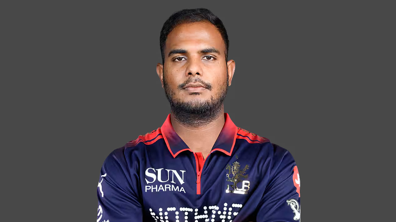 ಯಶ್ ದಯಾಳ್: ರಾಯಲ್ ಚಾಲೆಂಜರ್ಸ್ ಬೆಂಗಳೂರು ತಂಡದಲ್ಲಿದ್ದ ಎಡಗೈ ವೇಗಿ ಯಶ್ ದಯಾಳ್ ಈ ಬಾರಿಯ ಐಪಿಎಲ್​​​ನಿಂದ ಹೊರಗುಳಿದಿದ್ದಾರೆ. ವೈಯುಕ್ತಿಕ ಕಾರಣಗಳಿಂದಾಗಿ ಟೂರ್ನಿಯಿಂದ ಹಿಂದೆ ಸರಿದಿರುವ ದಯಾಳ್ ಕೂಡ ಮುಂಬೈ ಇಂಡಿಯನ್ಸ್​ ವಿರುದ್ಧದ ಮ್ಯಾಚ್​ನಲ್ಲಿ ಕಾಣಿಸಿಕೊಳ್ಳುವುದಿಲ್ಲ. (PC: IPL)