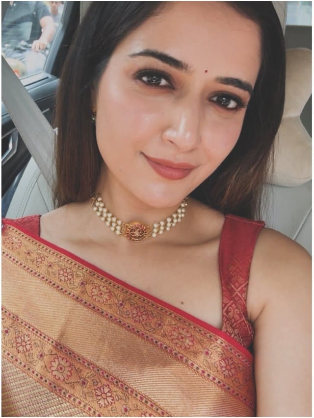 ಸೀರೆಯಲ್ಲಿ ಆಶಿಕಾ ಅಂದವ ನೋಡಲೇ ಬಾರದು ನಿಲ್ಲಲ್ಲ ಟೇಂಪ್ರೇಚರ್