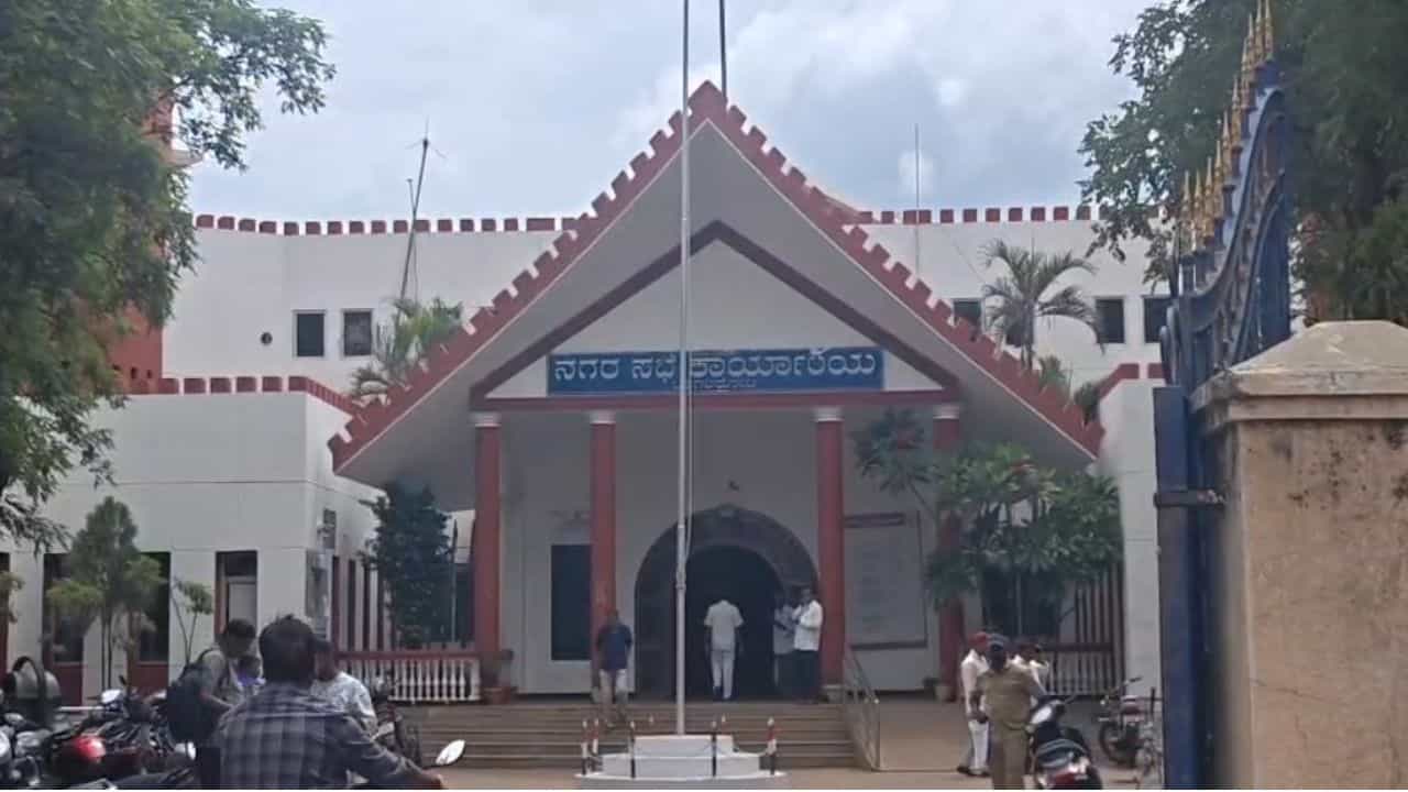 ಬಾಗಲಕೋಟೆಯಲ್ಲಿ ಸರಕಾರಿ ನೌಕರರ ಅಂಧಾ ದರ್ಬಾರ್​​: ನಗರಸಭೆಯಲ್ಲಿ ಹೊರಗಿನವರಿಂದ ಕಚೇರಿ ಕಾರ್ಯ!