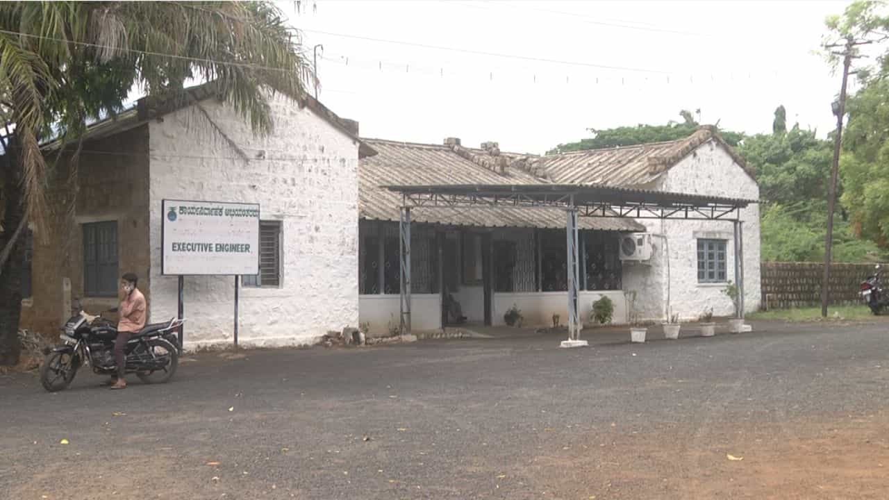 ದೀಪದ ಬುಡವೇ ಕತ್ತಲೆ: ವಿದ್ಯುತ್ ನೀಡುವ ಹಿಡಕಲ್ ಡ್ಯಾಂನ ನೀರಾವರಿ ನಿಗಮದ ಕಚೇರಿಯಲ್ಲೇ ಕರೆಂಟಿಲ್ಲ! ದೀಪದ ಬುಡವೇ ಕತ್ತಲೆ: ವಿದ್ಯುತ್ ನೀಡುವ ಹಿಡಕಲ್ ಡ್ಯಾಂನ ನೀರಾವರಿ ನಿಗಮದ ಕಚೇರಿಯಲ್ಲೇ ಕರೆಂಟಿಲ್ಲ!