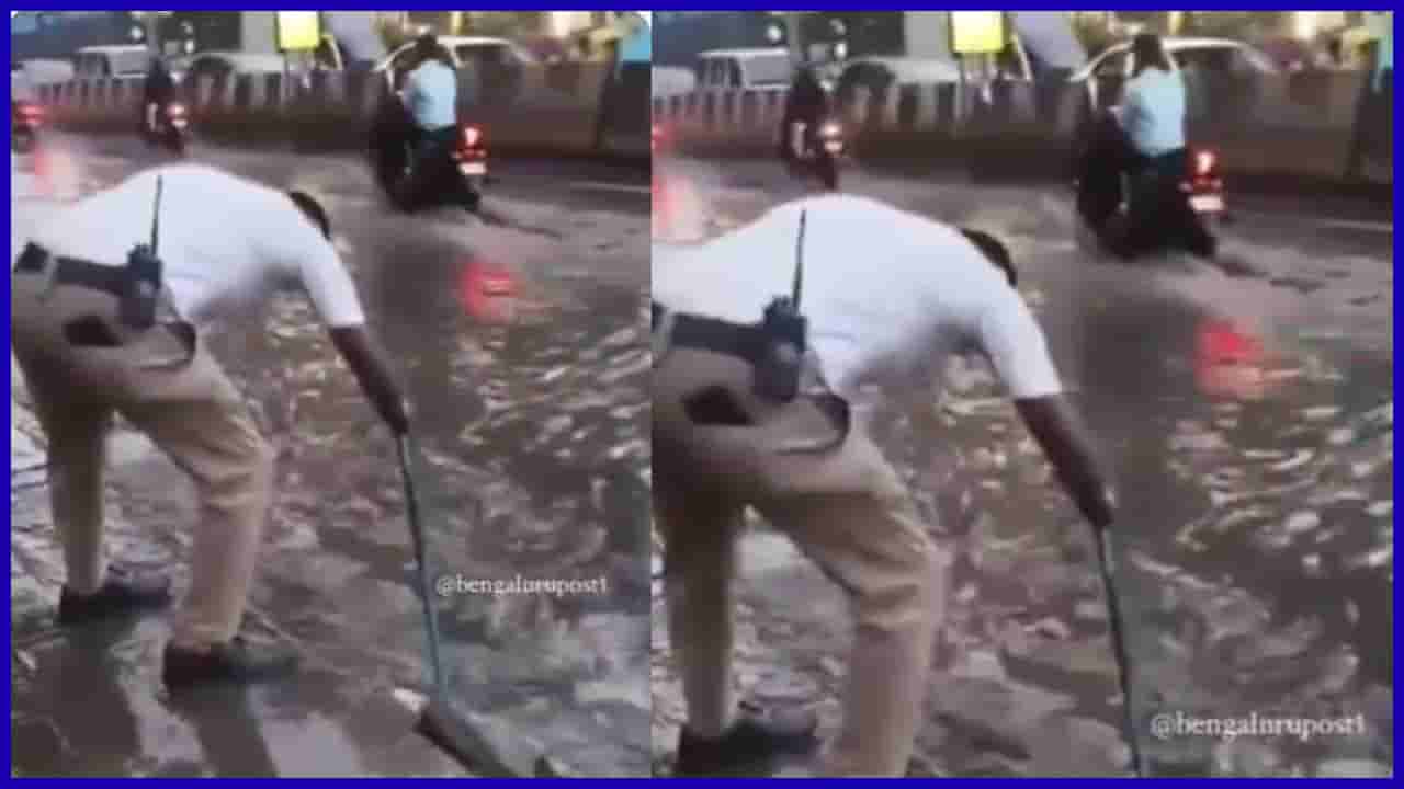 ಮಳೆಯಲ್ಲಿ ನೆನೆಯುತ್ತಲೇ ಚರಂಡಿ ಕ್ಲೀನ್ ಮಾಡಿದ ಬೆಂಗಳೂರು ಟ್ರಾಫಿಕ್ ಪೊಲೀಸರು; ವಿಡಿಯೋ ವೈರಲ್