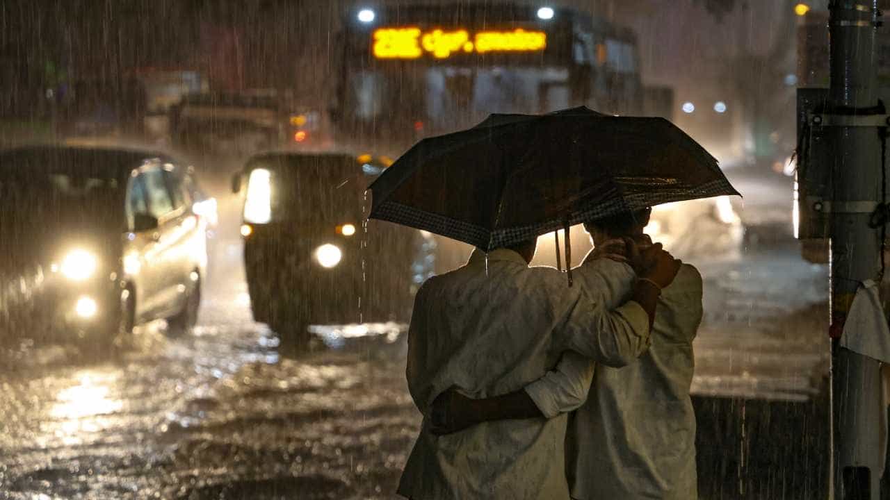 Karnataka Weather Forecast: ಬೆಂಗಳೂರಿನಲ್ಲಿಂದು ವರುಣನ ಆರ್ಭಟ ಜೋರು! 7 ಜಿಲ್ಲೆಗಳಿಗೆ ಯೆಲ್ಲೋ ಅಲರ್ಟ್ Karnataka Weather Forecast: ಬೆಂಗಳೂರಿನಲ್ಲಿಂದು ವರುಣನ ಆರ್ಭಟ ಜೋರು! 7 ಜಿಲ್ಲೆಗಳಿಗೆ ಯೆಲ್ಲೋ ಅಲರ್ಟ್