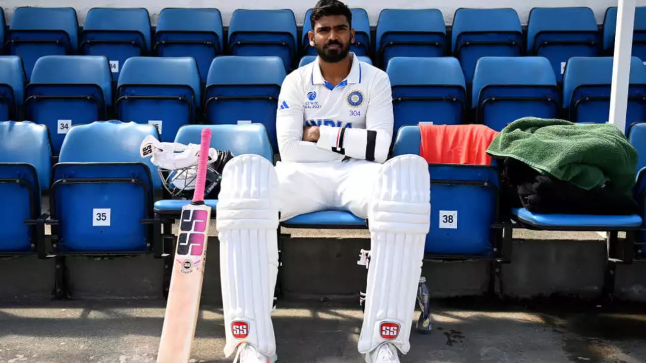 ಕೆ.ಎಸ್. ಭರತ್ ಭಾರತದ ಪರ ಏಳು ಟೆಸ್ಟ್ ಪಂದ್ಯಗಳನ್ನು ಆಡಿದ್ದು, 20.09 ಸರಾಸರಿಯಲ್ಲಿ 221 ರನ್ ಕಲೆಹಾಕಿದ್ದರು. ಈ 7 ಪಂದ್ಯಗಳಲ್ಲಿ ಭರತ್​ಗೆ ಒಂದೇ ಒಂದು ಅರ್ಧಶತಕ ಅಥವಾ ಶತಕ ಗಳಿಸಲು ಸಾಧ್ಯವಾಗಲಿಲ್ಲ. ಇದರಲ್ಲಿ ಅವರ ಅತ್ಯುತ್ತಮ ಸ್ಕೋರ್ 44 ರನ್ ಆಗಿದೆ. ವಿಕೆಟ್ ಕೀಪಿಂಗ್​ನಲ್ಲಿ 18 ಕ್ಯಾಚ್‌ಗಳನ್ನು ತೆಗೆದುಕೊಂಡಿರುವ ಭರತ್ ಒಂದು ಸ್ಟಂಪಿಂಗ್ ಸಹ ಮಾಡಿದ್ದರು. 