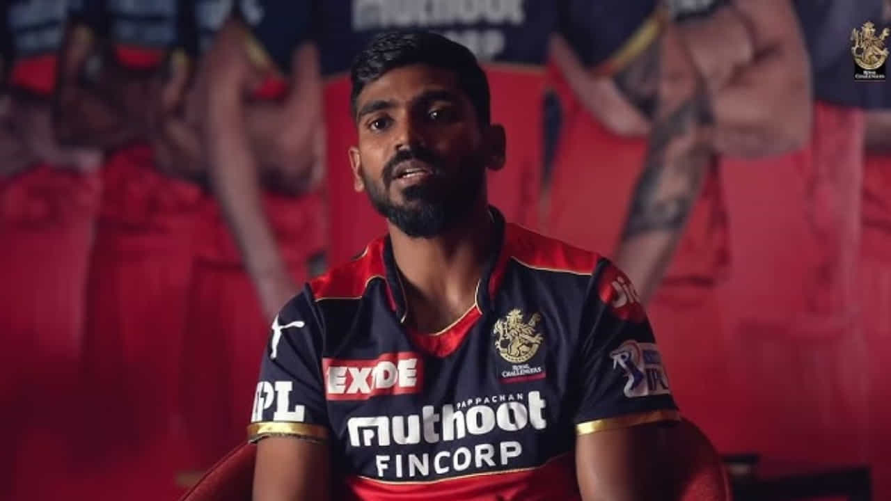 ಟೀಂ ಇಂಡಿಯಾದ ವಿಕೆಟ್ ಕೀಪರ್ ಬ್ಯಾಟ್ಸ್ಮನ್ ಕೆಎಸ್ ಭರತ್ ಕೆಲವೇ ದಿನಗಳ ಹಿಂದೆ ಅಂತರರಾಷ್ಟ್ರೀಯ ಕ್ರಿಕೆಟ್ಗೆ ವಿದಾಯ ಹೇಳಿದ್ದರು. ಐಪಿಎಲ್ನಲ್ಲಿ ಆರ್ಸಿಬಿ ಪರ ಆಡಿದ್ದ ಭರತ್, ಕೇವಲ 32 ವರ್ಷ ವಯಸ್ಸಿನಲ್ಲಿ ಕ್ರಿಕೆಟ್ಗೆ ನಿವೃತ್ತಿ ಘೋಷಿಸಿದ್ದು ಹಲವರಲ್ಲಿ ಅಚ್ಚರಿ ಮೂಡಿಸಿತ್ತು. ಟೀಂ ಇಂಡಿಯಾದಲ್ಲಿ ಅವಕಾಶಗಳು ಸಿಗದ ಹಿನ್ನಲೆಯಲ್ಲಿ ಭರತ್ ವಿದಾಯ ಹೇಳಿದ್ದರು.