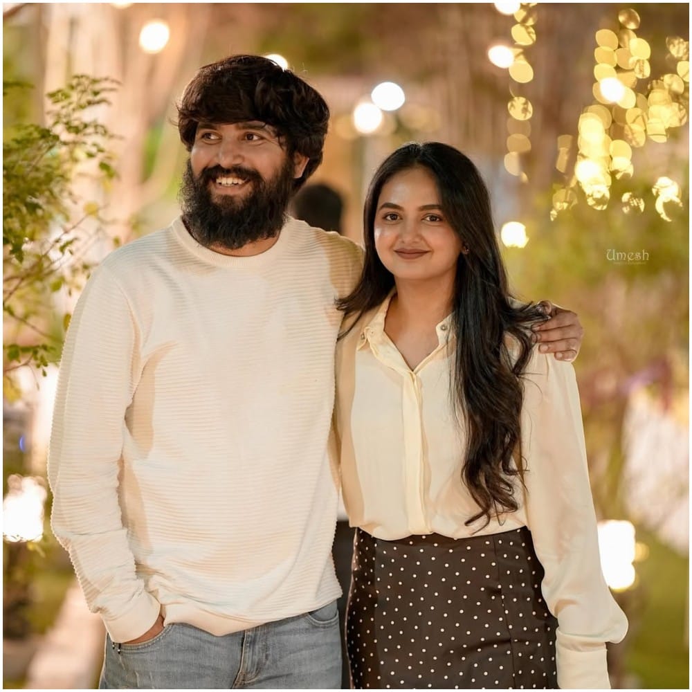 ದಿವ್ಯಾ ಗೌಡ ಅವರು ಉದ್ಯಮ ರಂಗದಲ್ಲಿ ತೊಡಗಿಸಿಕೊಂಡಿದ್ದು, ಯಶಸ್ವಿಯಾಗಿ ಬಿಸ್ನೆಸ್ ನಡೆಸುತ್ತಿದ್ದಾರೆ. ಈಗ ಸಹೋದರಿಯ ಮನೆಯಲ್ಲೇ ಹೂ ಮುಡಿಸುವ ಶಾಸ್ತ್ರ ನೆರವೇರಿರುವುದು ಕುಟುಂಬದಲ್ಲಿ ಸಖತ್ ಸೌಂಡ್ ಮಾಡುತ್ತಿದೆ.