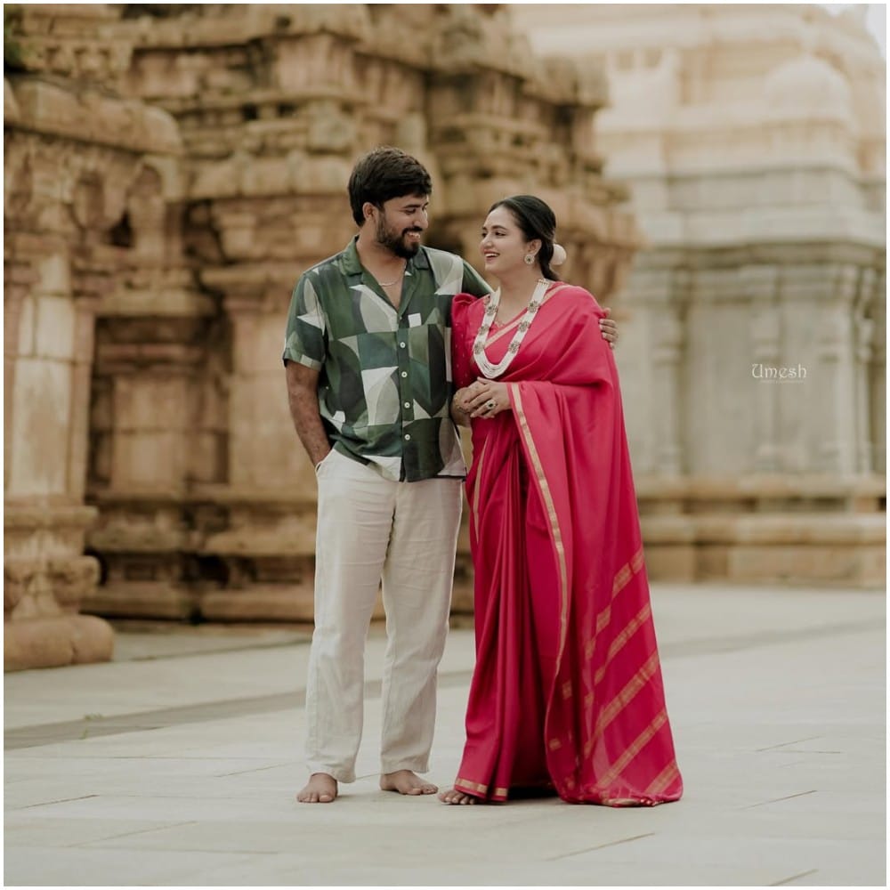 ಸಾಮಾಜಿಕ ಜಾಲತಾಣದಲ್ಲಿ ಈ ಸಂಭ್ರಮದ ಫೋಟೋಗಳು ಹಾಗೂ ವಿಡಿಯೋಗಳು ಸಖತ್ ವೈರಲ್ ಆಗುತ್ತಿದ್ದು, ಅಭಿಮಾನಿಗಳು ಮತ್ತು ಚಿತ್ರರಂಗದ ಗಣ್ಯರು ಹೊಸ ಜೋಡಿಗೆ ಶುಭ ಹಾರೈಸುತ್ತಿದ್ದಾರೆ. ಮನೆಯಲ್ಲಿ ಮದುವೆಯ ಕಳೆ ಕಟ್ಟಿ ಕಂಗೊಳಿಸುತ್ತಿದೆ.