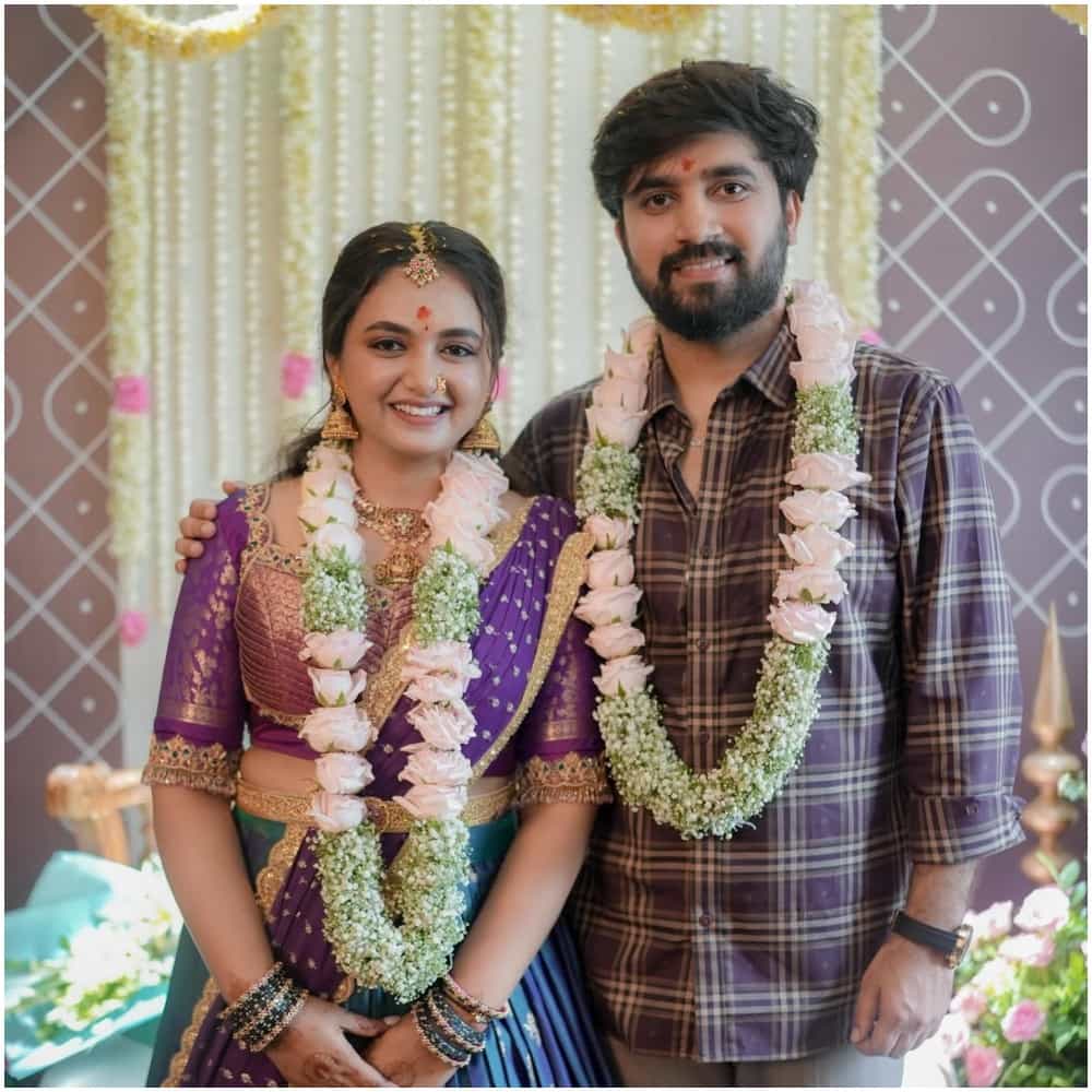 ಕಿರುತೆರೆಯ ಜನಪ್ರಿಯ ನಟಿ, ಬಿಗ್ ಬಾಸ್ ಸ್ಪರ್ಧಿ ಭವ್ಯಾ ಗೌಡ ಅವರ ಮನೆಯಲ್ಲಿ ಈಗ ಮದುವೆಯ ಸಂಭ್ರಮ ಶುರುವಾಗಿದೆ. ಭವ್ಯಾ ಅವರ ಸಹೋದರಿ ದಿವ್ಯಾ ಗೌಡ ಅವರ ಮನೆಯಲ್ಲಿ ಸಾಂಪ್ರದಾಯಿಕವಾಗಿ ಹೂ ಮುಡಿಸೋ ಶಾಸ್ತ್ರ ಅದ್ದೂರಿಯಾಗಿ ನಡೆದಿದೆ.