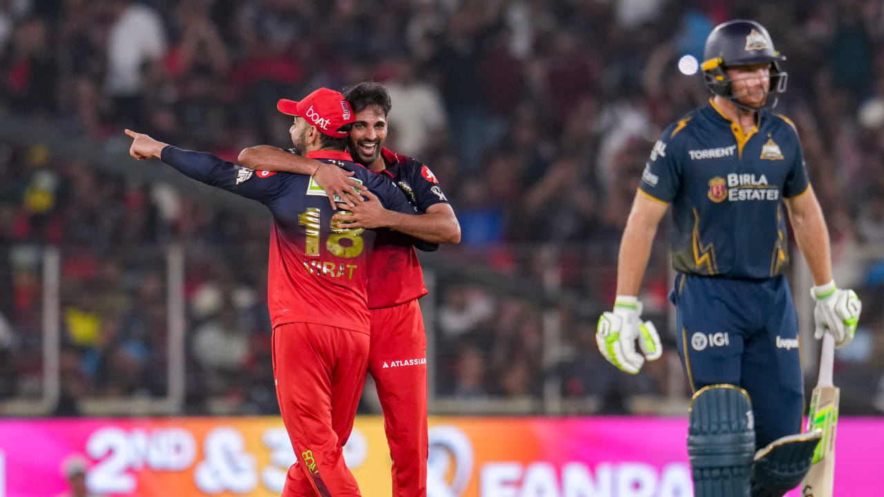 ಕಳೆದೆರಡು ಐಪಿಎಲ್ ಆವೃತ್ತಿಗಳಿಂದ ರಾಯಲ್ ಚಾಲೆಂಜರ್ಸ್ ಬೆಂಗಳೂರು ತಂಡದ ಪರ ಆಡುತ್ತಿರುವ ಭುವನೇಶ್ವರ್ ಕುಮಾರ್, ತಂಡವನ್ನು ಎರಡು ಬಾರಿ ಚಾಂಪಿಯನ್ ಮಾಡುವಲ್ಲಿ ಪ್ರಮುಖ ಪಾತ್ರವಹಿಸಿದ್ದಾರೆ. ಈ ಆವೃತ್ತಿಯಲ್ಲಿ ಆರ್ಸಿಬಿ ಪರ ಅತಿ ಹೆಚ್ಚು ವಿಕೆಟ್ ಪಡೆದ ಬೌಲರ್ ಆಗಿದ್ದ ಭುವಿ ಇಡೀ ಆವೃತ್ತಿಯಲ್ಲಿ 28 ವಿಕೆಟ್ಗಳನ್ನು ಕಬಳಿಸುವ ಮೂಲಕ ಅತಿ ಹೆಚ್ಚು ವಿಕೆಟ್ ಪಡೆದ ಬೌಲರ್ಗಳ ಪಟ್ಟಿಯಲ್ಲಿ ಎರಡನೇ ಸ್ಥಾನವನ್ನು ಪಡೆದುಕೊಂಡಿದ್ದರು (PC- PTI).