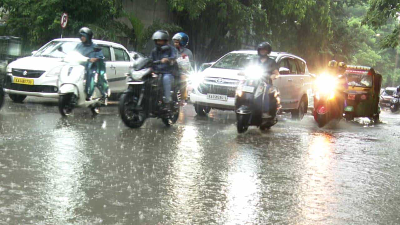 Bangaluru rain: ಬೆಂಗಳೂರಲ್ಲಿ ಧಾರಾಕಾರ ಮಳೆ; ಕೆರೆಯಂತಾದ ರಸ್ತೆಗಳು, ವಾಹನ ಸವಾರರ ಪರದಾಟ! Bangaluru rain: ಬೆಂಗಳೂರಲ್ಲಿ ಧಾರಾಕಾರ ಮಳೆ; ಕೆರೆಯಂತಾದ ರಸ್ತೆಗಳು, ವಾಹನ ಸವಾರರ ಪರದಾಟ!