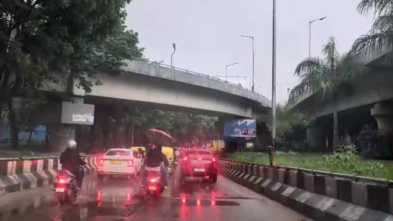 ಬೆಂಗಳೂರಿನಲ್ಲಿ ಮತ್ತೆ ವರುಣ ಅಬ್ಬರಿಸಿದ್ದಾನೆ. ನಗರದ ಹಲವು ಕಡೆಗಳಲ್ಲಿ ಧಾರಾಕಾರ ಮಳೆ ಆಗಿದೆ. ಪರಿಣಾಮ ರಸ್ತೆಗಳು ಕೆರೆಯಂತಾಗಿದ್ದು, ವಾಹನ ಸವಾರರು ಪರದಾಡಿದರು.