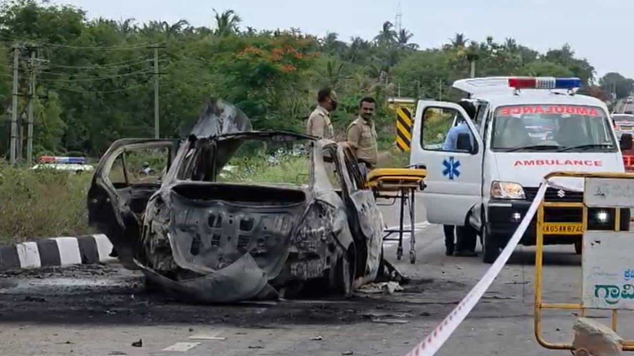 ಪ್ರೇಯಸಿ ಜೊತೆ ಕಾರಿನಲ್ಲಿ ಹೋಗುತ್ತಿರುವಾಗಲೇ ನಾಡಬಾಂಬ್​ ಸ್ಫೋಟಿಸಿದ ಪ್ರಿಯಕರ: ಆಗಿದ್ದೇನು?