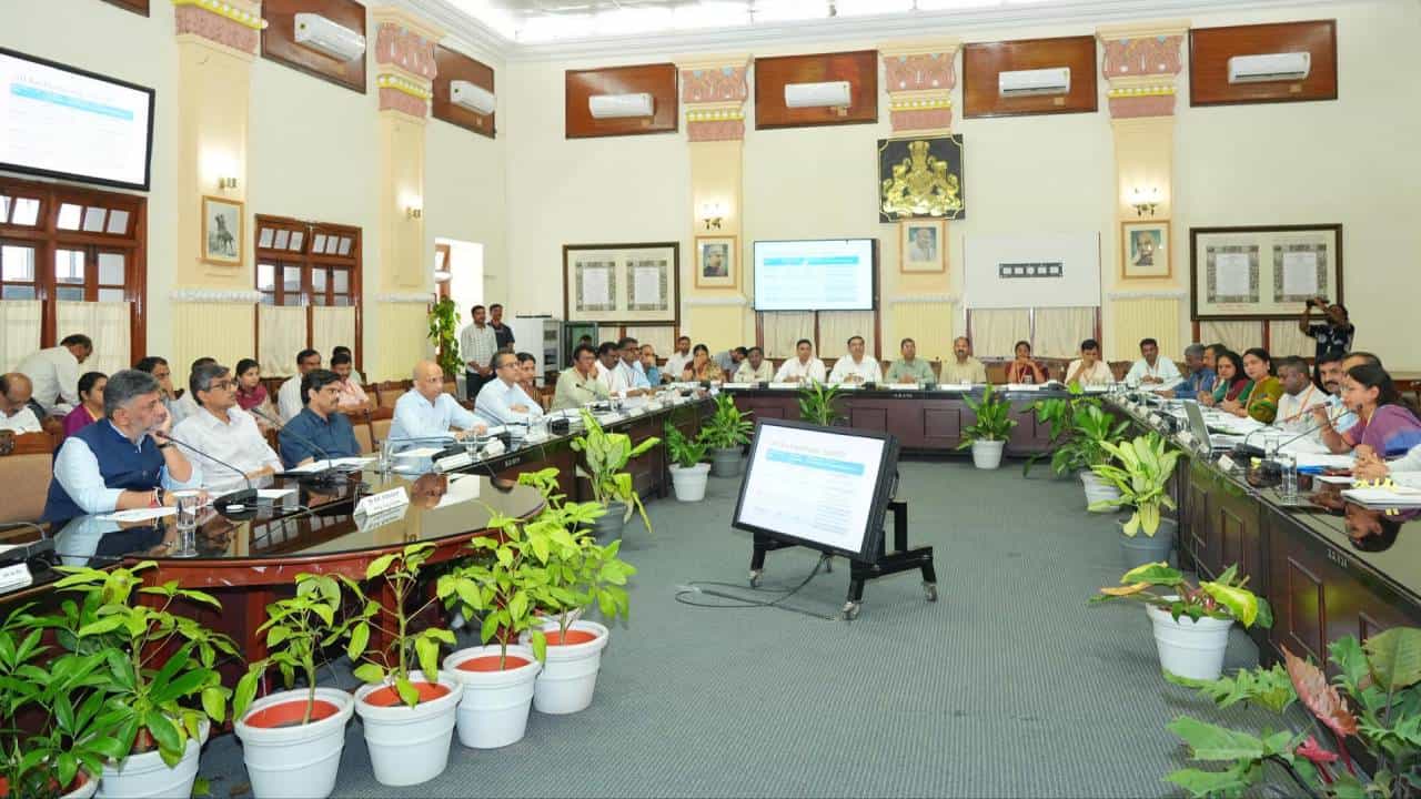 ಸರ್ಕಾರದ ಬೊಕ್ಕಸ ತುಂಬಿಸುವ ಇಲಾಖೆಗಳಿಗೆ ಬಿಸಿ ಮುಟ್ಟಿಸಿದ ಡಿಕೆಶಿ: ಅಧಿಕಾರಿಗಳಿಗೆ ನೀಡಿದ ಸೂಚನೆಗಳೇನು?