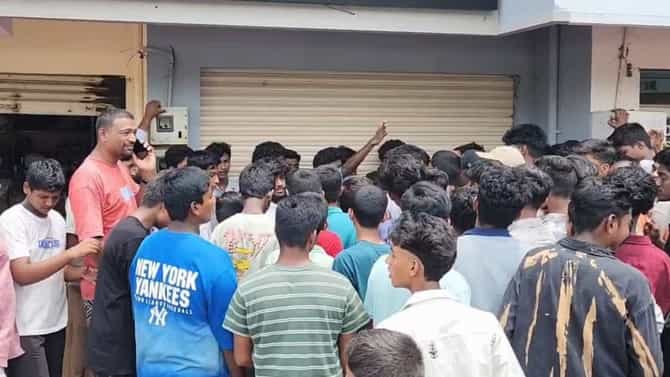 1 ರೂಪಾಯಿಗೆ ಟಿ ಶರ್ಟ್: ಬಟ್ಟೆ ಅಂಗಡಿಗೆ ಮುಗಿಬಿದ್ದ ಗ್ರಾಹಕರು