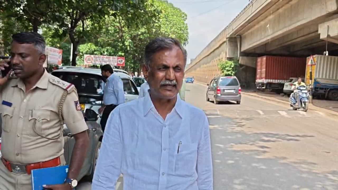 ಮಾಜಿ ಎಂಎಲ್ಸಿಯನ್ನೇ ಅಪಹರಿಸಿ 2 ಕೋಟಿ ಹಣಕ್ಕೆ ಡಿಮ್ಯಾಂಡ್: ದುಷ್ಟರಿಂದ ದಯಾನಂದರೆಡ್ಡಿ ಬಚಾವ್ ಆಗಿದ್ದೇ ರೋಚಕ! ಮಾಜಿ ಎಂಎಲ್ಸಿಯನ್ನೇ ಅಪಹರಿಸಿ 2 ಕೋಟಿ ಹಣಕ್ಕೆ ಡಿಮ್ಯಾಂಡ್: ದುಷ್ಟರಿಂದ ದಯಾನಂದರೆಡ್ಡಿ ಬಚಾವ್ ಆಗಿದ್ದೇ ರೋಚಕ!
