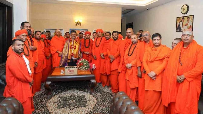 ಸ್ವಾಮೀಜಿ, ಫಾದರ್, ಮೌಲ್ವಿ ಸಮ್ಮುಖದಲ್ಲಿ ಡಿಕೆಶಿ ಪ್ರಮಾವಚನ