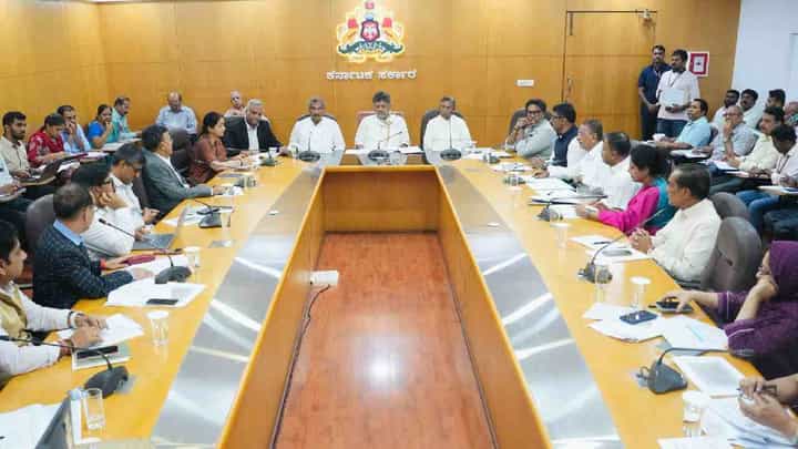 ಗ್ಯಾರಂಟಿ ಯೋಜನೆಗಳ ಬಗ್ಗೆ ಕಟ್ಟು ನಿಟ್ಟಿನ ಕ್ರಮ: ಅಧಿಕಾರಿಗಳಿಗೆ ಸಿಎಂ ಕೊಟ್ಟ ಸೂಚನೆಗಳೇನು? ಗ್ಯಾರಂಟಿ ಯೋಜನೆಗಳ ಬಗ್ಗೆ ಕಟ್ಟು ನಿಟ್ಟಿನ ಕ್ರಮ: ಅಧಿಕಾರಿಗಳಿಗೆ ಸಿಎಂ ಕೊಟ್ಟ ಸೂಚನೆಗಳೇನು?