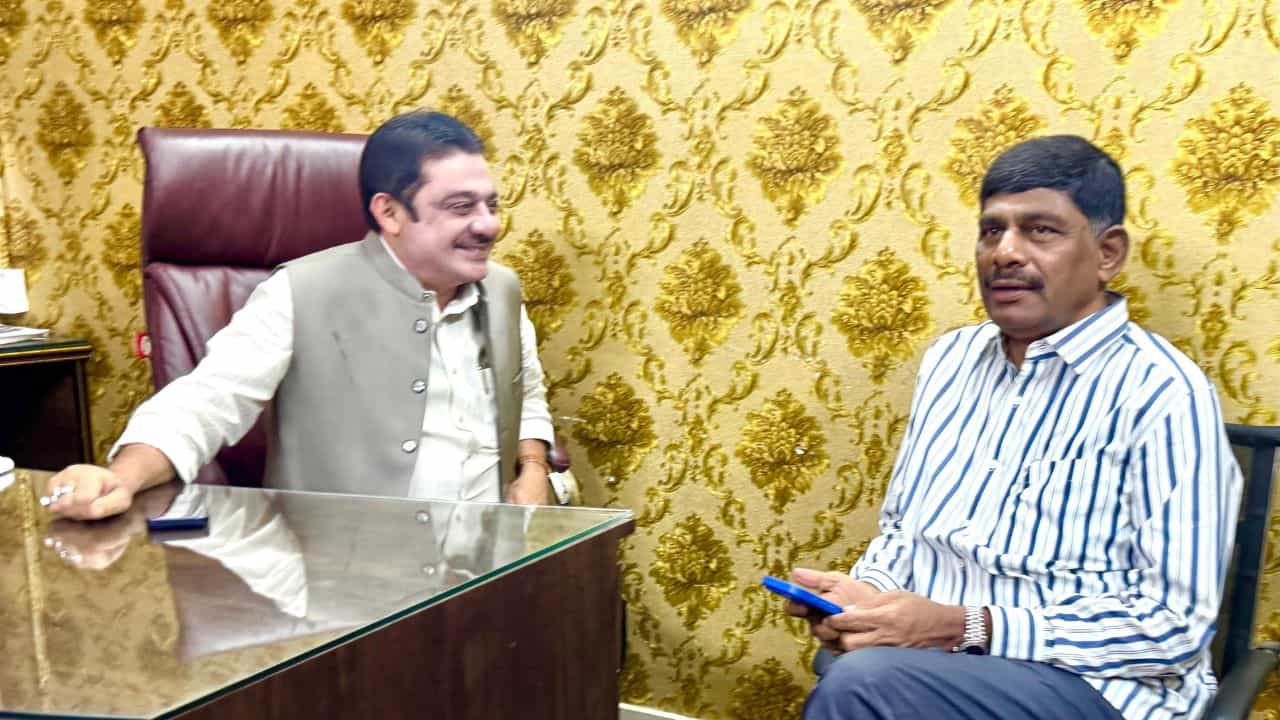 ದಿಢೀರ್ ಜಮೀರ್ ಅಹ್ಮದ್ ಭೇಟಿಯಾದ ಡಿ.ಕೆ. ಸುರೇಶ್: ಕಾರಣ ಏನೆಂಬುದೇ ಕುತೂಹಲ ದಿಢೀರ್ ಜಮೀರ್ ಅಹ್ಮದ್ ಭೇಟಿಯಾದ ಡಿ.ಕೆ. ಸುರೇಶ್: ಕಾರಣ ಏನೆಂಬುದೇ ಕುತೂಹಲ