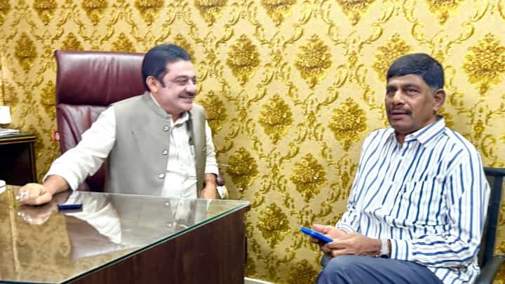 ದಿಢೀರ್ ಜಮೀರ್ ಅಹ್ಮದ್ ಭೇಟಿಯಾದ ಡಿ.ಕೆ. ಸುರೇಶ್: ಕಾರಣ ಏನೆಂಬುದೇ ಕುತೂಹಲ ದಿಢೀರ್ ಜಮೀರ್ ಅಹ್ಮದ್ ಭೇಟಿಯಾದ ಡಿ.ಕೆ. ಸುರೇಶ್: ಕಾರಣ ಏನೆಂಬುದೇ ಕುತೂಹಲ
