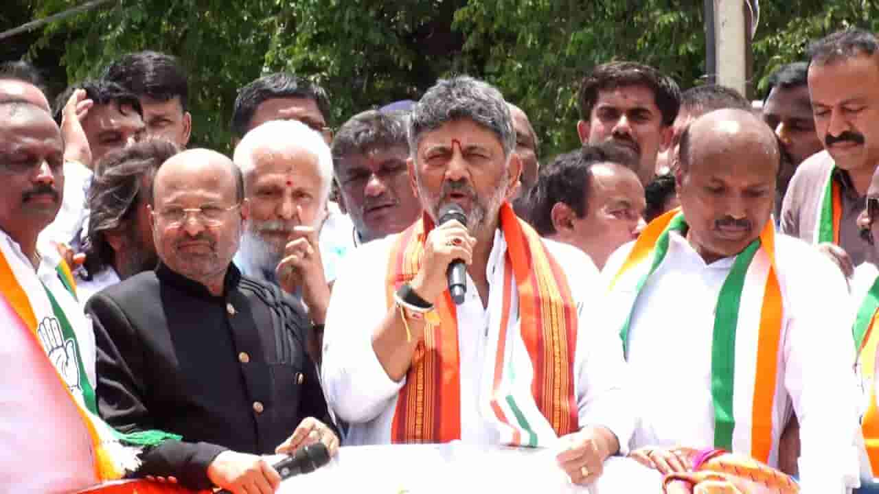 ಸ್ವಕ್ಷೇತ್ರ ಕನಕಪುರಕ್ಕೆ ಡಿಕೆ ಶಿವಕುಮಾರ್ ಭೇಟಿ: ನಿಮ್ಮೊಂದಿಗೆ ಸದಾ ಇರ್ತೆನೆ ಎಂಬ ಸಂದೇಶ ರವಾನಿಸಿದ ಸಿಎಂ