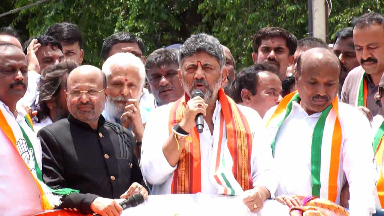 ಸ್ವಕ್ಷೇತ್ರ ಕನಕಪುರಕ್ಕೆ ಡಿಕೆ ಶಿವಕುಮಾರ್ ಭೇಟಿ: ನಿಮ್ಮೊಂದಿಗೆ ಸದಾ ಇರ್ತೆನೆ ಎಂಬ ಸಂದೇಶ ರವಾನಿಸಿದ ಸಿಎಂ ಸ್ವಕ್ಷೇತ್ರ ಕನಕಪುರಕ್ಕೆ ಡಿಕೆ ಶಿವಕುಮಾರ್ ಭೇಟಿ: ನಿಮ್ಮೊಂದಿಗೆ ಸದಾ ಇರ್ತೆನೆ ಎಂಬ ಸಂದೇಶ ರವಾನಿಸಿದ ಸಿಎಂ