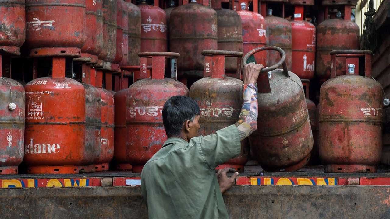 Domestic LPG Cylinder Price Hike: ಗ್ರಾಹಕರಿಗೆ ಮತ್ತೆ ಬೆಲೆ ಏರಿಕೆ ಶಾಕ್! ಗೃಹಬಳಕೆಯ ಎಲ್ಪಿಜಿ ಸಿಲಿಂಡರ್ ದರ 29 ರೂ. ಹೆಚ್ಚಳ Domestic LPG Cylinder Price Hike: ಗ್ರಾಹಕರಿಗೆ ಮತ್ತೆ ಬೆಲೆ ಏರಿಕೆ ಶಾಕ್! ಗೃಹಬಳಕೆಯ ಎಲ್ಪಿಜಿ ಸಿಲಿಂಡರ್ ದರ 29 ರೂ. ಹೆಚ್ಚಳ