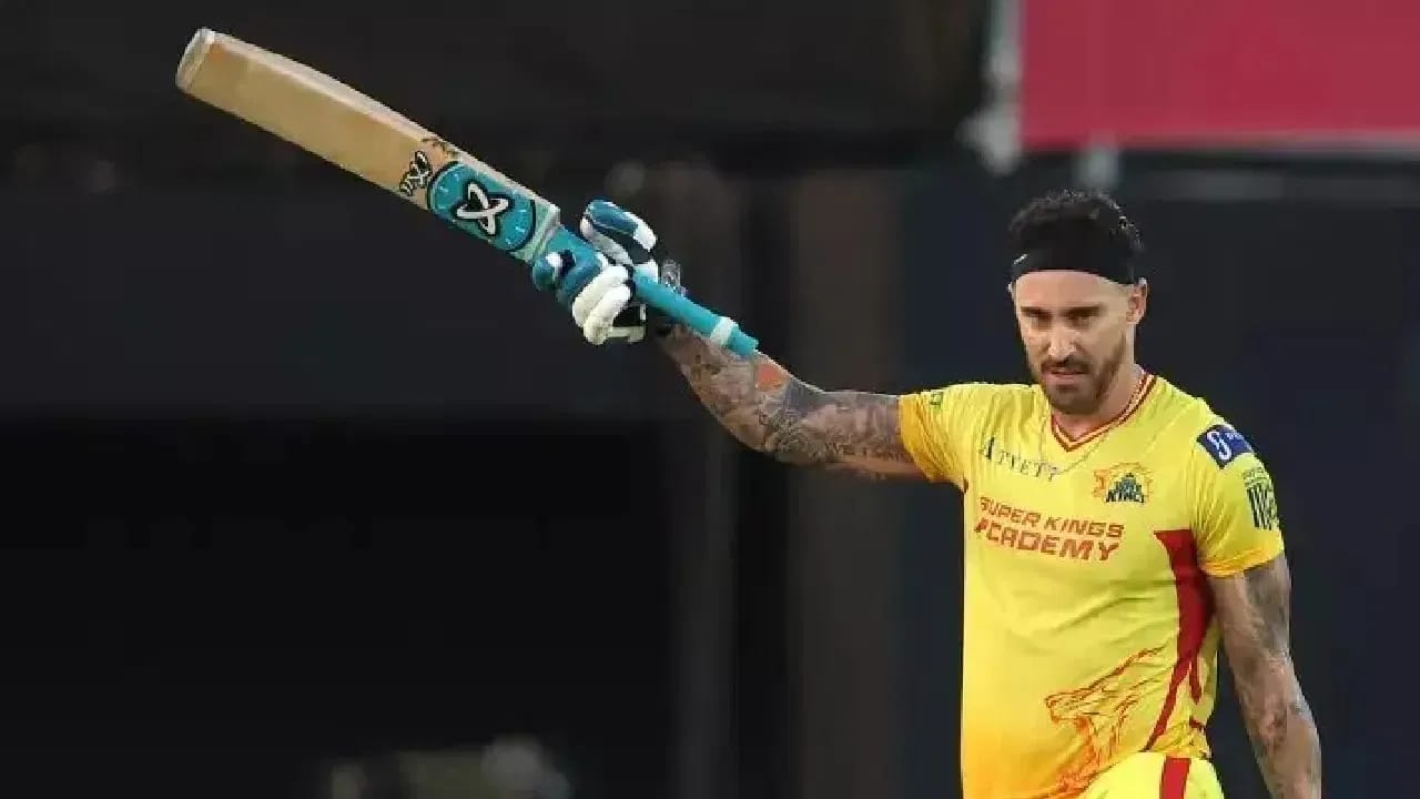 ಇದೀಗ ಈ ದಾಖಲೆಯನ್ನು ಅಳಿಸಿ ಹಾಕಿ ಫಾಫ್ ಡುಪ್ಲೆಸಿಸ್ ಹೊಸ ಇತಿಹಾಸ ನಿರ್ಮಿಸಿದ್ದಾರೆ. ಸಿಯಾಟಲ್ ಓರ್ಕಾಸ್ ವಿರುದ್ಧ ಓಪನರ್ ಆಗಿ ಕಣಕ್ಕಿಳಿದ ಡುಪ್ಲೆಸಿಸ್ ಕೇವಲ 52 ಎಸೆತಗಳಲ್ಲಿ 7 ಸಿಕ್ಸರ್ ಹಾಗೂ 9 ಫೋರ್ಗಳೊಂದಿಗೆ ಅಜೇಯ 113 ರನ್ ಬಾರಿಸಿದ್ದಾರೆ. ಈ ಮೂಲಕ 41 ವರ್ಷ, 340 ದಿನಗಳ ವಯಸ್ಸಿನ ಫಾಫ್ ಡುಪ್ಲೆಸಿಸ್ ಟಿ20 ಕ್ರಿಕೆಟ್ನಲ್ಲಿ ಶತಕ ಸಿಡಿಸಿದ ಅತ್ಯಂತ ಹಿರಿಯ ಬ್ಯಾಟರ್ ಎಂಬ ವಿಶ್ವ ದಾಖಲೆಯನ್ನು ತಮ್ಮದಾಗಿಸಿಕೊಂಡಿದ್ದಾರೆ. (PC: MLC)