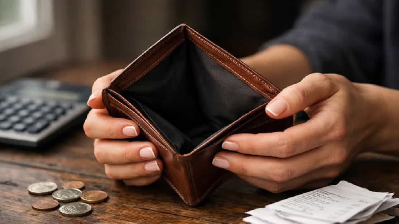 Financial Stress: ಇಎಂಐ ಮತ್ತು ಸಾಲದ ಹೊರೆಯಿಂದ ಕಂಗಾಲಾಗಿದ್ದೀರಾ? ಮಂಗಳವಾರ ಈ ಒಂದು ಕೆಲಸ ಮಾಡಿ Financial Stress: ಇಎಂಐ ಮತ್ತು ಸಾಲದ ಹೊರೆಯಿಂದ ಕಂಗಾಲಾಗಿದ್ದೀರಾ? ಮಂಗಳವಾರ ಈ ಒಂದು ಕೆಲಸ ಮಾಡಿ