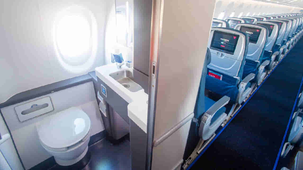 Flight Safety Secret: ವಿಮಾನಗಳಲ್ಲಿ ಧೂಮಪಾನ ನಿಷಿದ್ಧವಾಗಿದ್ದರೂ, ಟಾಯ್ಲೆಟ್ನಲ್ಲಿ ಆ್ಯಶ್ ಟ್ರೇ ಇಡುವುದೇಕೆ ಗೊತ್ತಾ?